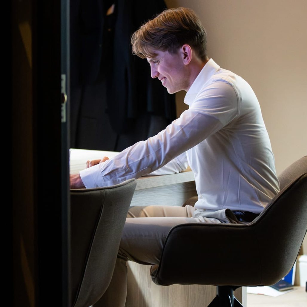 Deskundige financieel adviseur bij De Financiële Raadgevers helpt gratis financieringsverklaring aanvragen Financieel adviseur helpt bij gratis financieringsverklaring aanvragen